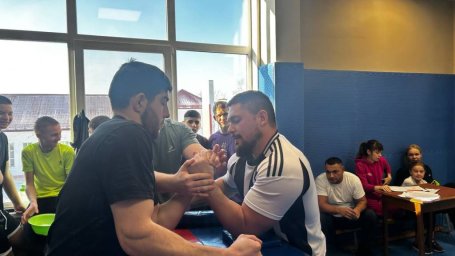 Соревнования по армрестлингу среди юношей, мужчин и девушек. Соревнования по армрестлингу среди юношей, мужчин и девушек.