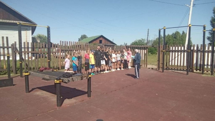 Соревнования по отжиманию от пола среди девушек и юношей, посвящённые Дню молодёжи в п. Балай. 2