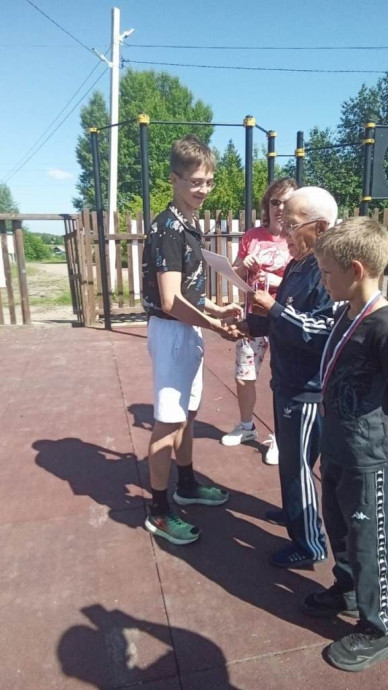 Соревнования по отжиманию от пола среди девушек и юношей, посвящённые Дню молодёжи в п. Балай. 1
