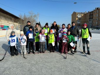 Хоккей на валенках среди дворовых команд в рамках проекта &laquo;Спорт в каждый двор&raquo; (дети 6-9 лет).